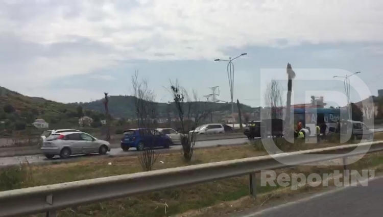 Report'In/ Trafik i rënduar në autostradën Tiranë-Durrës për shkak të një urbani [VIDEO]