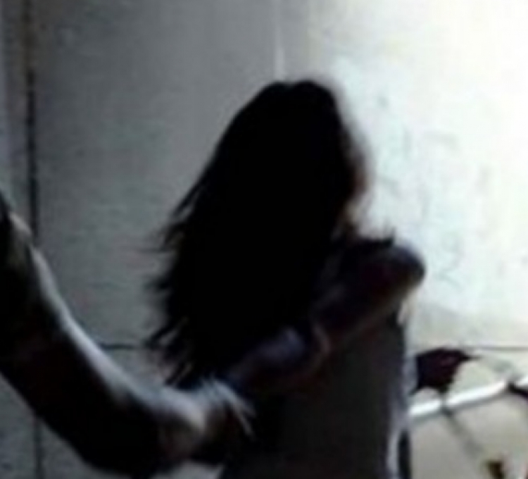 19-vjeçarja nga Përmeti denoncon të riun që e përndiqte dhe e kërcënonte