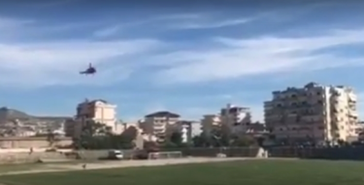 Çudira shqiptare! Helikopteri zbret në fushë, ndërpritet ndeshja e futbollit [VIDEO]