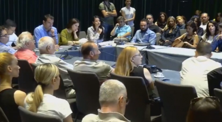 Shembja e Teatrit Kombëtar, të rinjtë e FRPD-së sulmojnë me vezë Erion Veliajn para dëgjesës me artistët