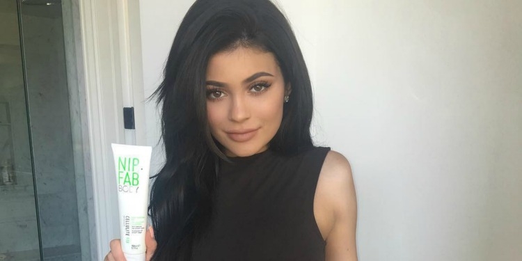 Kylie Jenner “në shënjestër” të industrisë pornografike [FOTO]