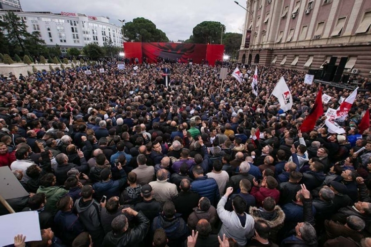 MINUTË PAS MINUTE / Protesta e opozitës për Republikën e Re