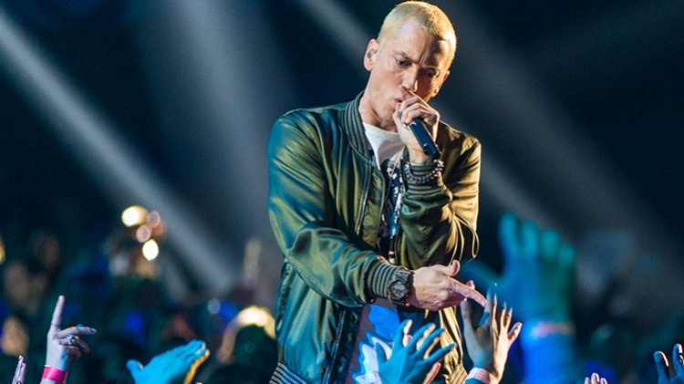 Eminem tmerron fansat në mes të koncertit dhe s’ka të bëjë me Nicki Minaj, ata “e masakrojnë”, ja çfarë ka bërë reperi [VIDEO]