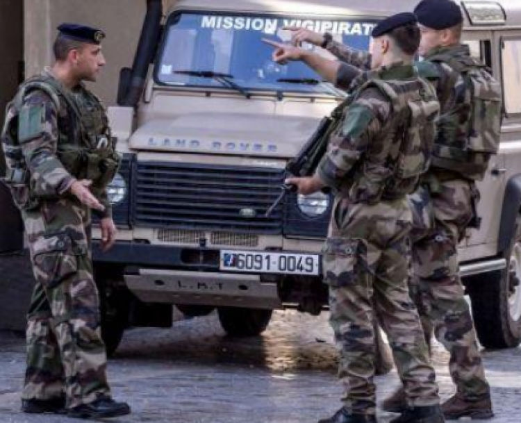 Francë, parandalohet sulmi terrorist, një makinë tenton të shtyp një grup ushtarësh