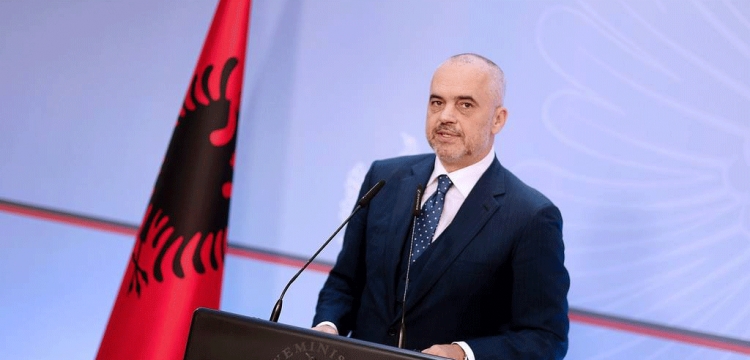 Edi Rama reagon për ndërtimin e stadiumit me kullë