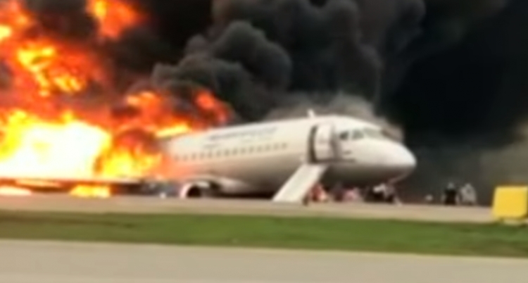 Tragjedi në Moskë, shihni si ecën avioni mes flakëve [VIDEO]