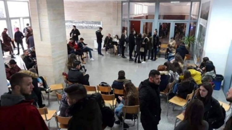 'PROTESTA E STUDENTËVE/ Pedagogët e Durrësit në mbështetje të të rinjve, mbledhin firmat...