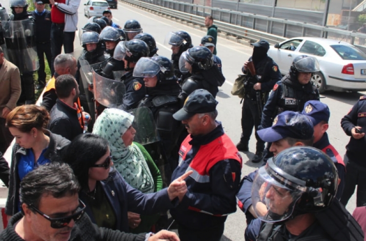 Protesta e “Astirit”, banorët përplasen me policinë [VIDEO]