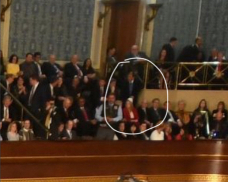 Si asnjëherë më parë! Shqiptarja me plis në fjalimin e Donald Trump në Kongresin Amerikan[FOTO]