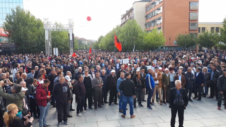 “Një popull s’i nënshtrohet një njeriu”/ Nis protesta kundër “kufijve” në Prishtinë