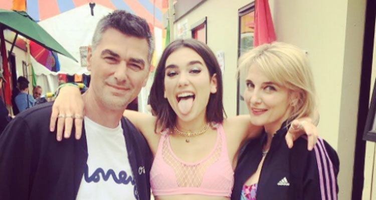 Nuk do t’i njihni Dua Lipan dhe babain e saj në këtë foto të shumë viteve më parë! [FOTO]