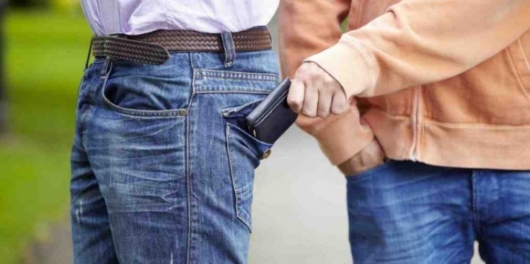 Policia e Tiranës ka arrestuar një 28 vjeçar me iniciale A.B i cili akuzohet për një seri grabitjesh në kryeqytet