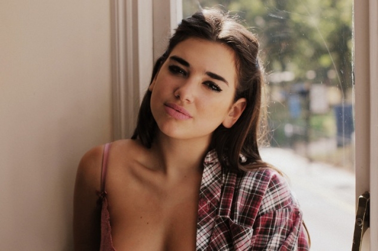 Në një performancë për komunitetin LGBT, Dua Lipa i nxjerr të gjitha [FOTO]