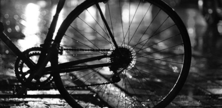 Sarandë, 60-vjeçari humb jetën si pasojë e motit të keq, e zë poshtë biçikleta