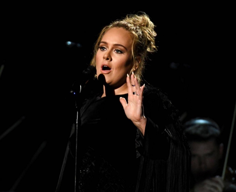 Kush është këngëtarja e famshme që e ka bërë Adele-n t’i thuri rreshta dashurie?