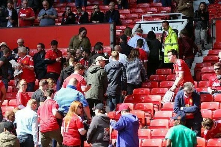 Alarm për bombë, evakuohet “Old Trafford” [VIDEO]