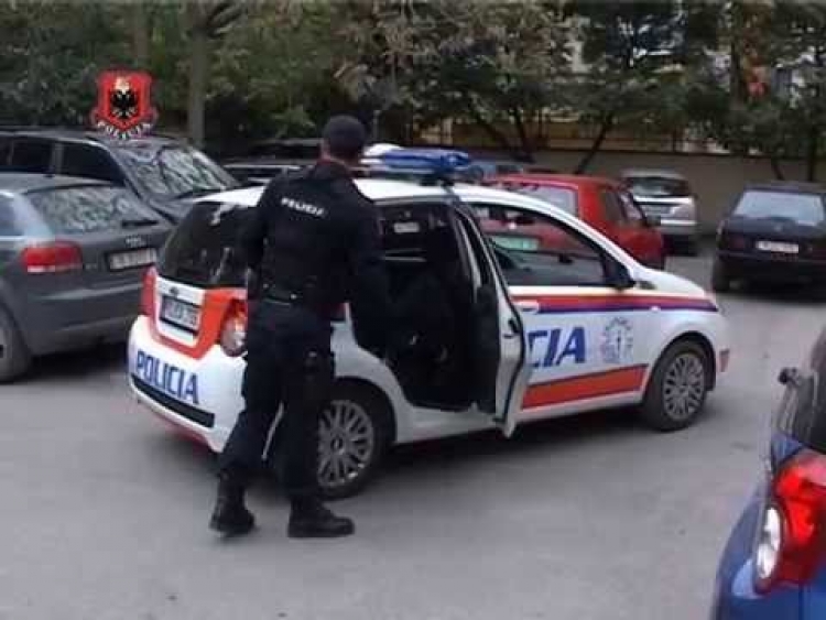 Tiranë, pranga policit dhunonte gruan, ngacmonte seksualisht kunatën