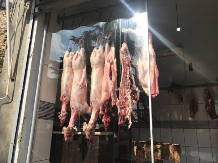 Krujë, AKU bllokon 73 kg mish qengji dhe viçi në një thertore, mungonte certifikata veterinare dhe tregtohej jashtë çdo kushti të higjenës