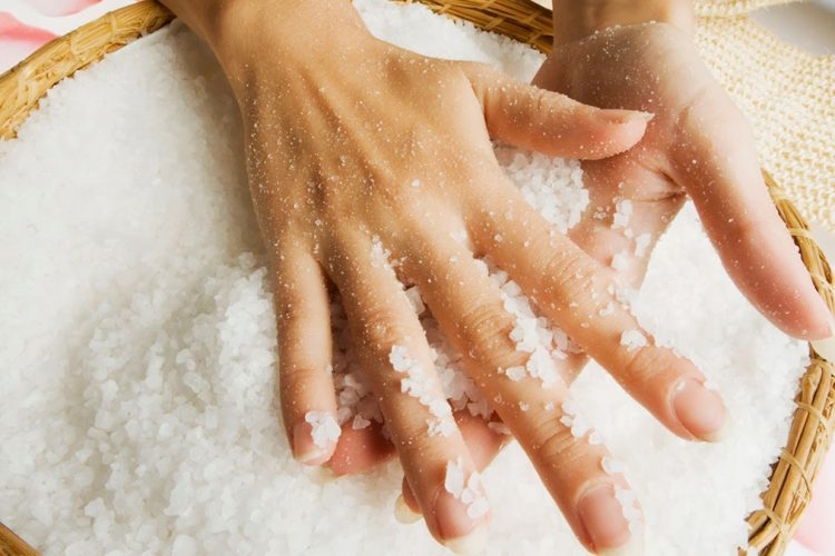10 përdorimet ideale të kripës në pastrimet e shtëpisë