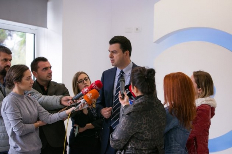 Basha: “Rama po e mbron Tahirin se është “i kapur” nga ai