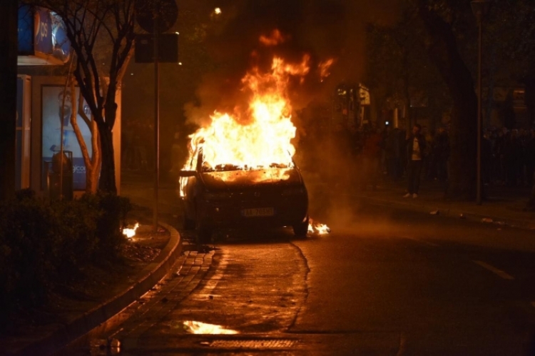 Kujt i përkiste? Digjet makina në protestë, reagon Partia Demokratike: Nuk e dogjën protestuesit