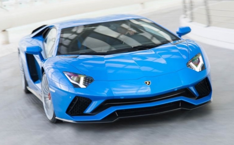 “Lamborghini Aventador S”, aty ku sportiviteti ndërthuret me super-fuqi [FOTO/VIDEO]