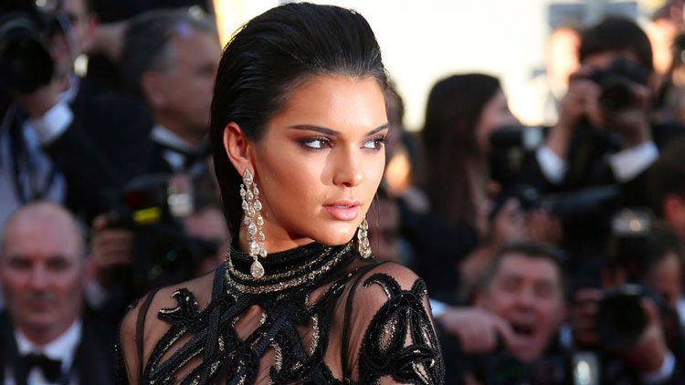 Kendall Jenner i dalin të pasmet në pasarelë! [FOTO]