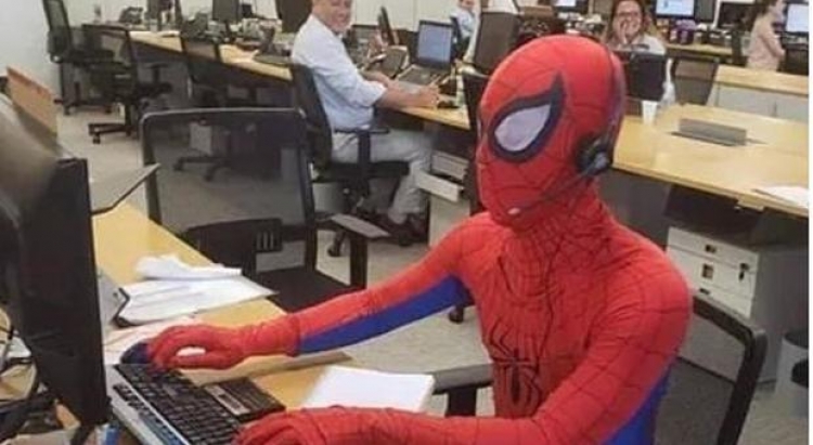 Dita e fundit e punës, shkon i veshur si Spiderman [VIDEO]