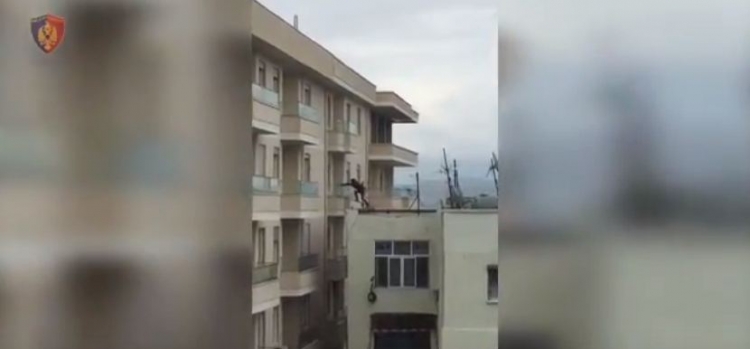 Durrës, qytetari filmon hajdutin teksa hyn në banesë [VIDEO]