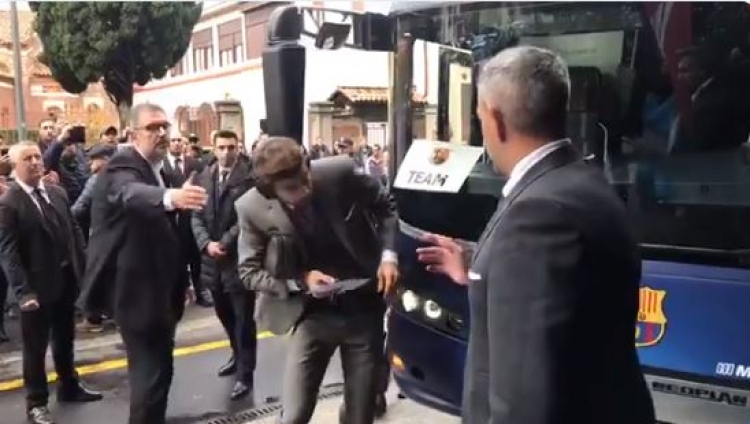 Barcelona zbret në Milano dhe Pique pëson një “aksident”, që e vë në situatë të sikletshme[VIDEO]