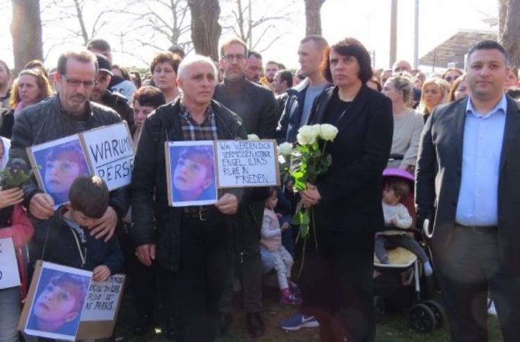 Vrasja e fëmijës kosovar në Zvicer, marshim mes lotësh për të nderuar vogëlushin