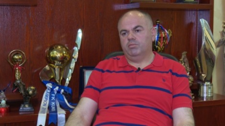 Ish-trajneri i Flamurtarit pranë stolit të Kukësit