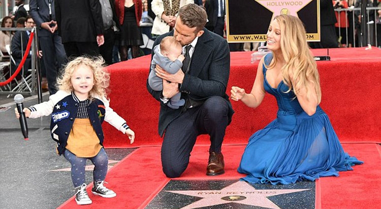 Ryan Reynolds nderohet me yll në Bulevardin e Famës, por ylli i shfaqjes është vajza e tij dy vjeçare! [FOTO/VIDEO]