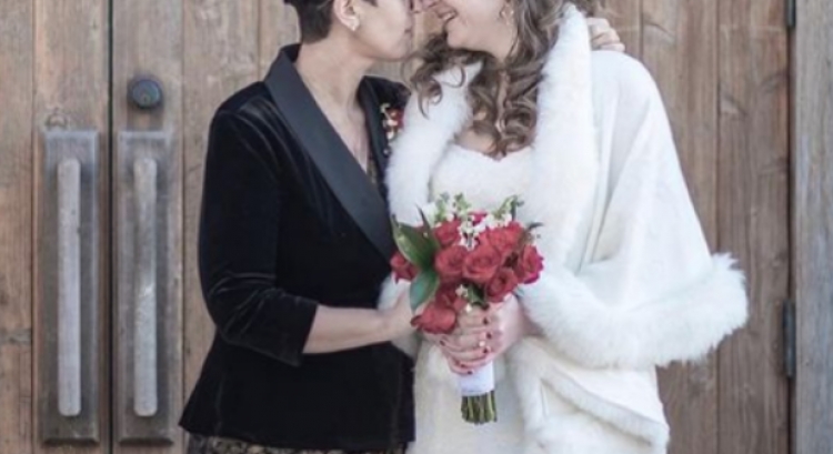 Shqiptarja e parë homoseksuale shtatzënë: Po presim dy binjakë, ndjeva thirrjen që do i mbaja unë bebat!