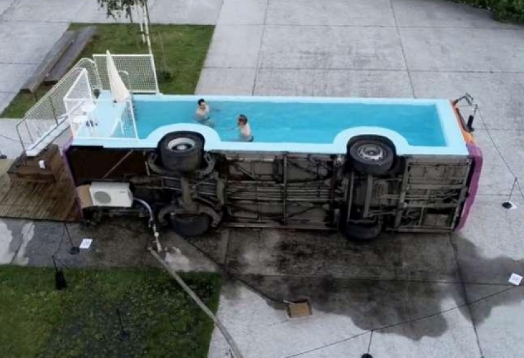 Art dhe riciklim, autobuzi i shndërruar në pishinë publike [FOTO]