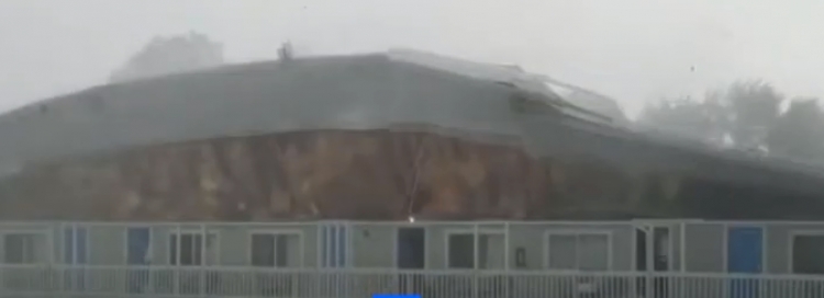 Tornadot në SHBA nuk kursejnë, çastet kur çatinë e hotelit e rrëmben era [VIDEO]