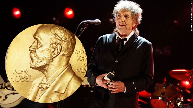 Bob Dylan thyen heshtjen, por a e pranoi ai  çmimin e Nobelit për Letërsi? [FOTO]