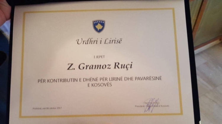 Kryetari i Parlamentit Gramoz Ruçi merr dekoratën “Urdhri i Lirisë” nga presidenti i Kosovës Hashim Thaçi