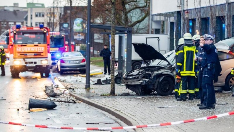 Aksident tragjik në Gjermani! 1 i vrarë dhe 9 të plagosur, dyshohet për sulm kamikaz