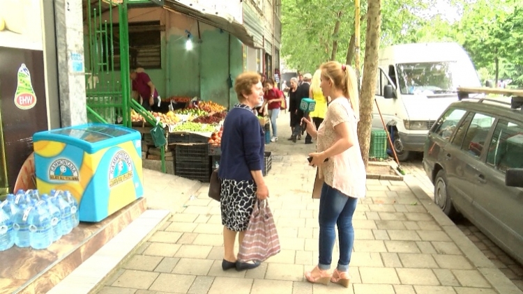 Pazar me çanta. Konsumatorët, të ndërgjegjshëm për dëmet nga qeset plasmasi [VIDEO]