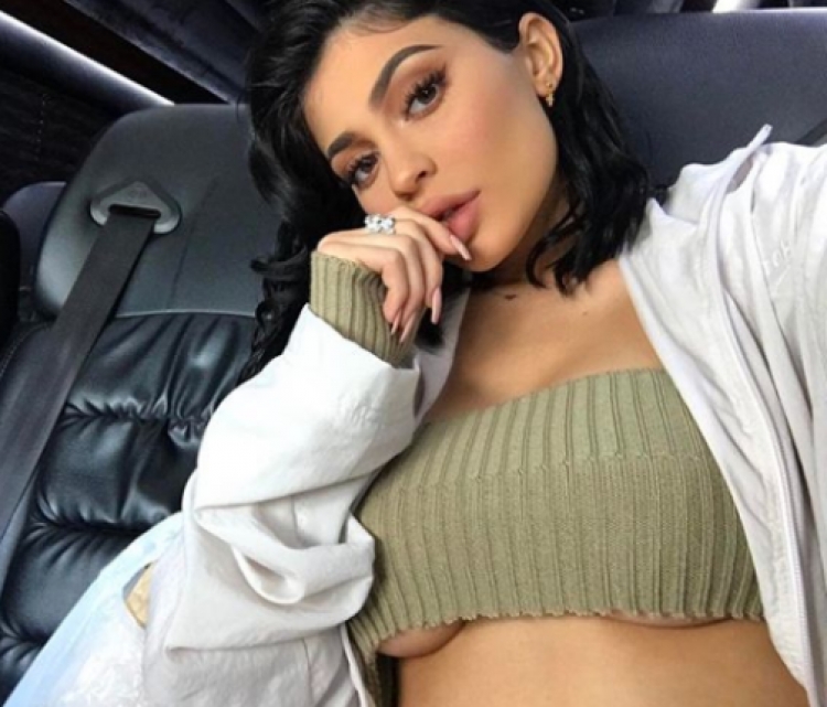 Koha për ndryshime! Kylie Jenner bëhet një bionde ‘hot’, shikoni sesi duket ajo[FOTO]