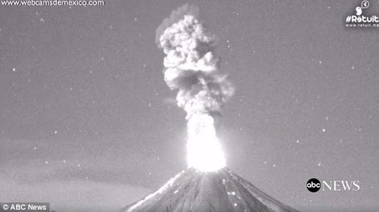 Video dramatike tregon vullkanin në Meksikë duke shpërthyer 4 herë brenda një nate! [VIDEO]