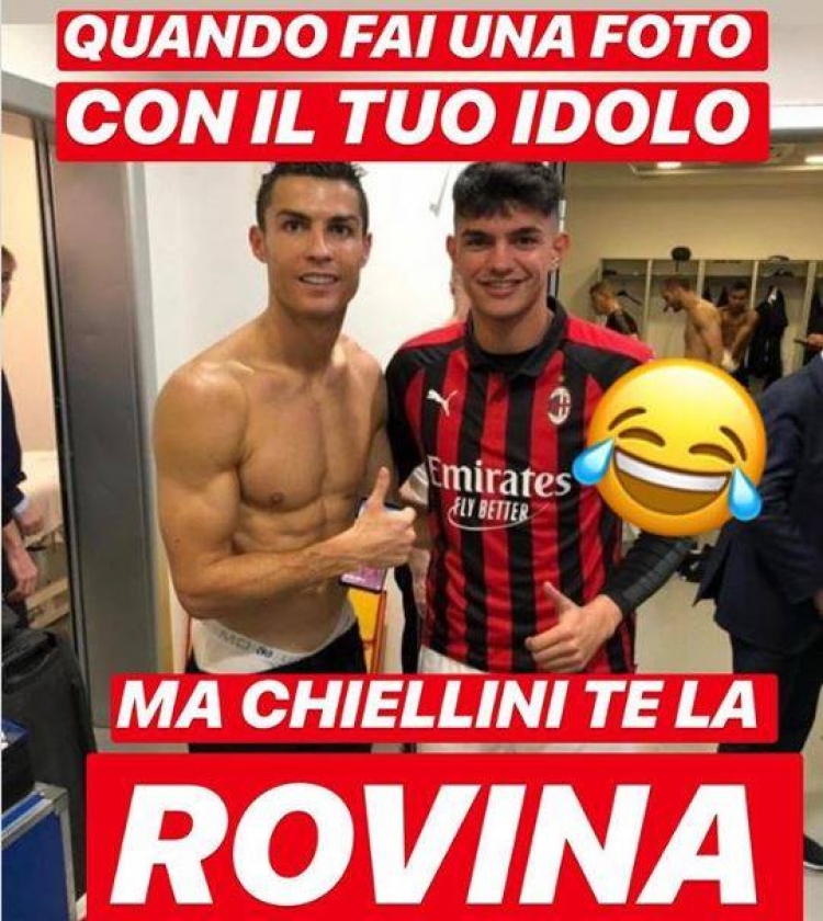 Foto-ja që po bën xhiron e botës! Po pozonte me C.Ronaldo-n, por në sfond ishte nudo mbrojtësi i Juventus[FOTO]