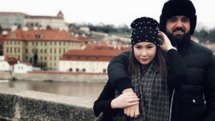E vuri në siklet para të gjithëve! Jona Spahiu i publikon foton bashkëshortit... Komenti do i'u shkrijë gazit [FOTO]