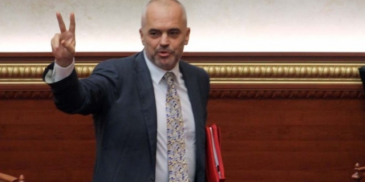 Çudit Edi Rama, u ngre dy gishtat protestuesve te çadra e PD-së [VIDEO]