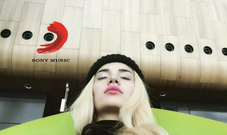 Era Istrefi firmos me Sony Music