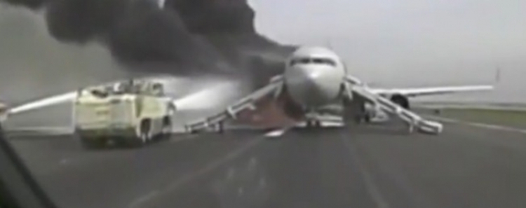 Tmerr! Avioni merr flakë, brenda tij 161 pasagjerë [VIDEO]