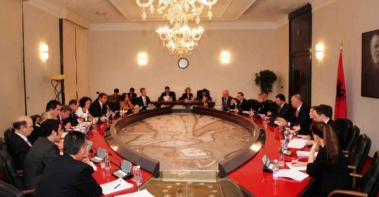 Rama mbledh ministrat e rinj në Vlorë, ja për çfarë diskutuan