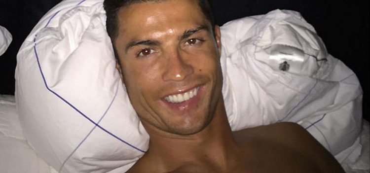 Ronaldo habit të gjithë: Gjëja e parë që bën pasi zgjohet [VIDEO]