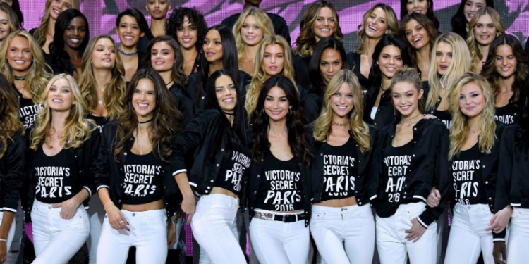 Ëngjejt e Victoria's Secret do sfilojnë me flokë natyrale në Paris